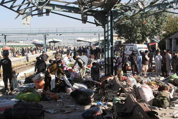 Фотография к новости: Террорист-смертник устроил взрыв на вокзале в Пакистане: погибли 24 человека