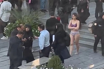 Фотография к новости: Прошлась по территории университета в нижнем белье: студентку из Ирана отправили лечиться