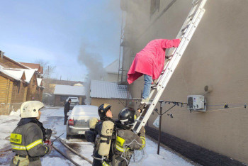 Фотография к новости: Женщину спасли из горящего банного комплекса в Семее