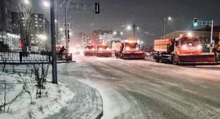Свыше 600 единиц спецтехники задействуют ночью в уборке снега в Астане