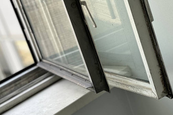 Несовершеннолетняя выбросилась из окна многоэтажки Атырау