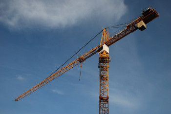 Астанчанин забрался на башенный кран: в акимате дали пояснения по этому факту