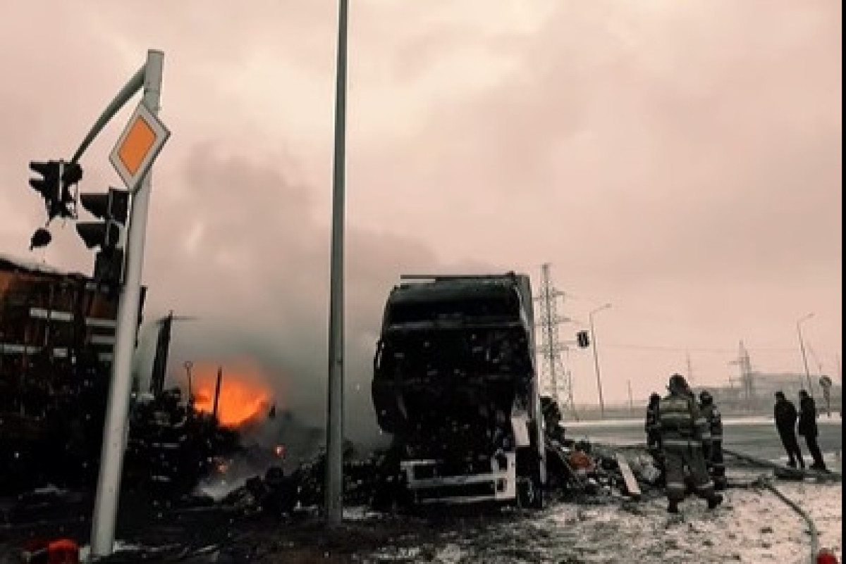 Два грузовика столкнулись и загорелись в Караганде