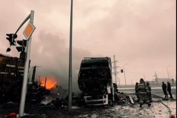 Два грузовика столкнулись и загорелись в Караганде