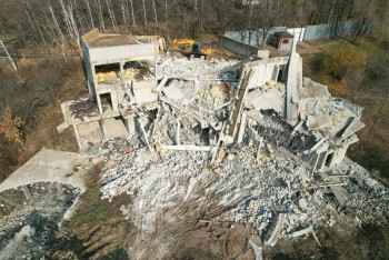 Фотография к новости: Крупный объект сносят в горах Алматы