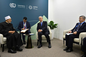 Фотография к новости: Токаев обсудил с шейхом Ахмедом ат-Тайебом сотрудничество в области теологического образования