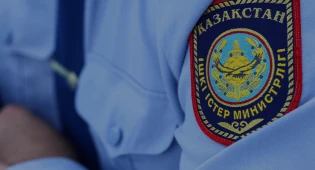 Полицейского осудили за пытки человека в Алматы
