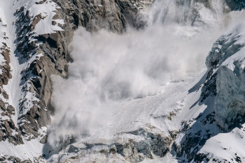 Фотография к новости: Алматинцев предупредили об угрозе схода лавин