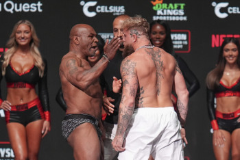 Фотография к новости: Майк Тайсон дал пощечину блогеру Полу на битве взглядов перед боем