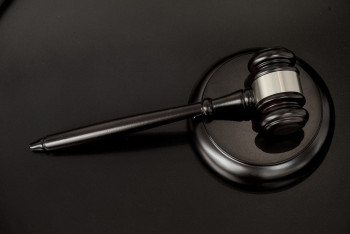 Фотография к новости: Проснулся дух авантюризма: аким в Жетысуской области ночью залез в окно к женщине