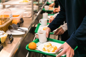 Следует принять конкретные меры  - Олжас Бектенов о питании в школах