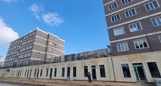 Сноса незаконного ЖК не могут добиться власти Актау: застройщик продаёт в нём квартиры