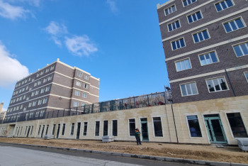 Фотография к новости: Сноса незаконного ЖК не могут добиться власти Актау: застройщик продаёт в нём квартиры