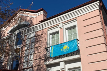 Фотография к новости: К находящимся в Украине казахстанцам обратились дипломаты