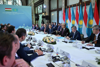 Фотография к новости: Токаев пригласил руководителей венгерских компаний принять участие в Международном форуме Астана