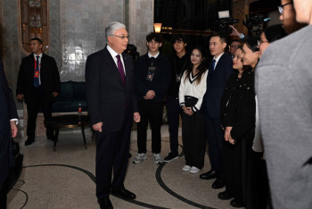 Фотография к новости: Токаев встретился в Венгрии с казахстанскими студентами