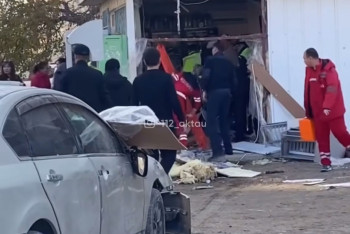 Фотография к новости: Машина протаранила магазин в Актау