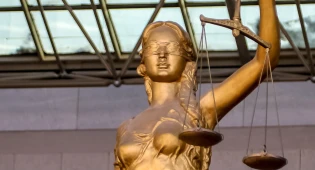 Адвоката осудили за мошенничество в Караганде