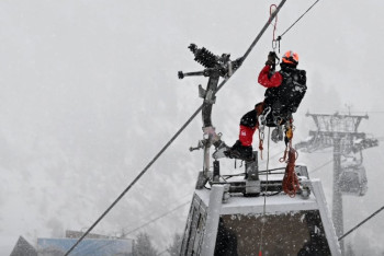 Фотография к новости: Застрявших на канатной дороге людей спасли на Шымбулаке