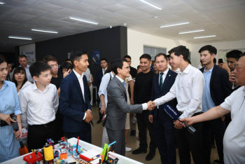 Фотография к новости: Оптоволокно проложат более чем в 800 сельских школ в Казахстане