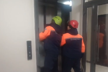 Застрявших в лифте детей спасли в Астане