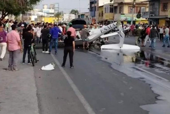 Фотография к новости: Военный самолет рухнул на проезжую часть в Эквадоре