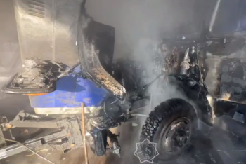 Фотография к новости: Столичные пожарные спасли от уничтожения два грузовых автомобиля