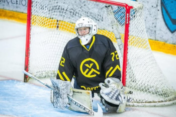 Фотография к новости: Поймал шайбу зубами: казахстанский хоккеист стал звездой интернета