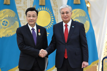 Фотография к новости: Токаев наградил орденом посла Китая в Казахстане