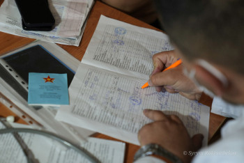 Фотография к новости: Парни выпрыгнули из окна военкомата: их родственники требуют наказать военкомов