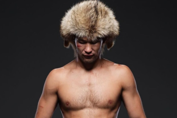 Фотография к новости: Непобеждённый Шавкат Рахмонов нанёс первое поражение Иэну Гэрри