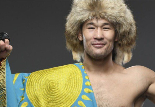 Фотография к новости: Сколько заработал Шавкат Рахмонов за победу над Иэном Гэрри