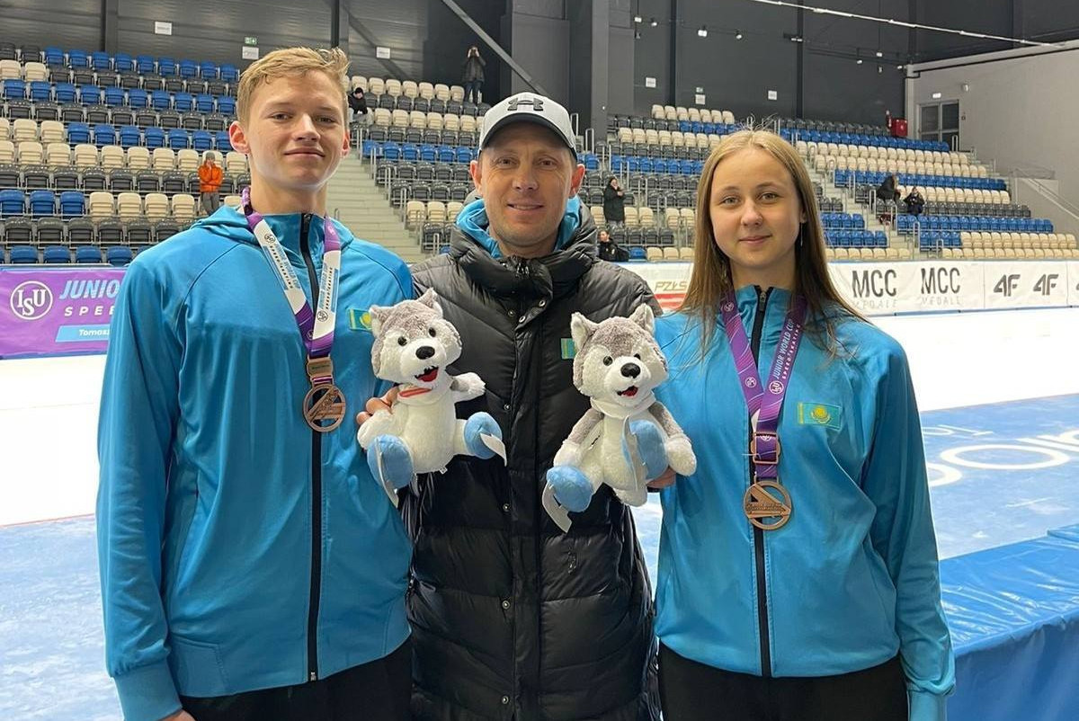 Фотография к новости: Казахстанские конькобежцы завоевали бронзу на юниорском этапе Кубка мира в Польше
