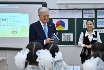 Фотография к новости: Глава государства посетил среднюю школу в селе Ынтымак