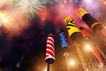 Фотография к новости: Сотрудники полиции изымают несертифицированные фейерверки в Павлодаре