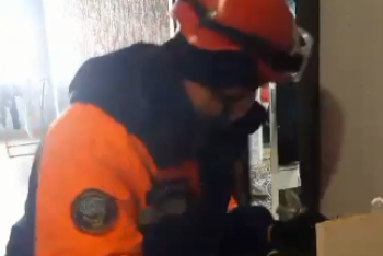 Фотография к новости: Спасателям пришлось взломать дверь квартиры из-за троих детей в Астане