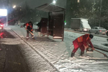 Фотография к новости: Из-за непрекращающегося снега коммунальщики усиленно работают в Алматы