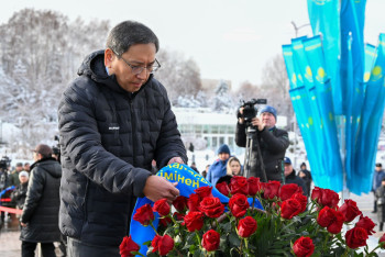 Фотография к новости: Аким Алматы возложил цветы к монументу Независимости