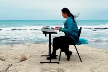 Фотография к новости: Гимн Казахстана на фоне бушующего Каспия исполнила школьница