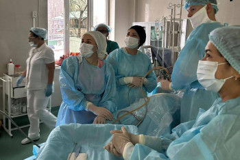 Фотография к новости: Казахстанские врачи прооперировали ещё пятерых беременных двойнями