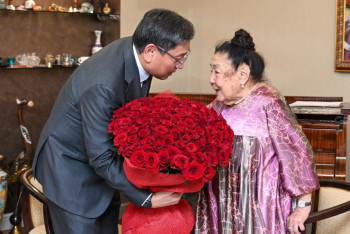 Фотография к новости: Аким Алматы Ерболат Досаев от имени Главы государства поздравил Бибигуль Тулегенову с 95-летием