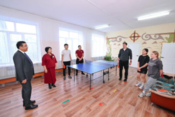 Фотография к новости: Учеников спецшкол с праздниками поздравил аким области Абай