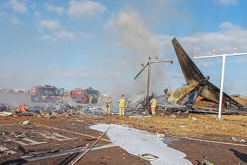 Фотография к новости: Опознать погибших будет сложно: число жертв крушения самолёта в Южной Корее выросло до 124