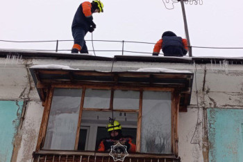 Фотография к новости: Сломали ноги и не смогли открыть медикам: двух человек спасли в ВКО