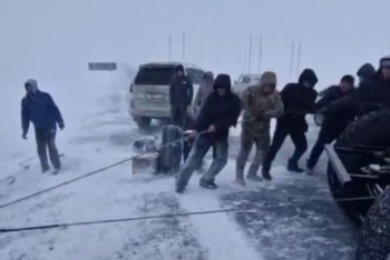 Фотография к новости: Семерых иностранных граждан спасли на трассе недалеко от Хромтау