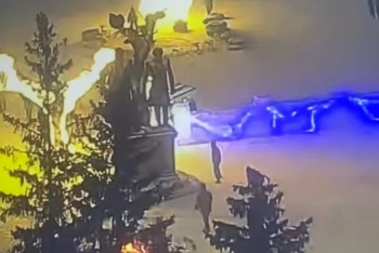 Фотография к новости: Пьяные жители Петропавловска залезли на памятник Абаю и Пушкину ради фото