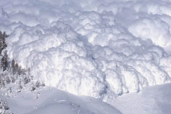 Фотография к новости: Из-за лавины автомобили на трассе в ВКО пропускают под присмотром медиков и силовиков