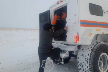 Фотография к новости: Спасатели МЧС вызволили путников из снежного плена