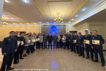 Фотография к новости: Крушение самолёта под Актау: спасателям вручили госнаграды