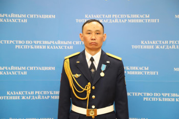 Фотография к новости: Пешком в буран показывал дорогу: Спасателю вручили медаль "Ерлігі үшін"